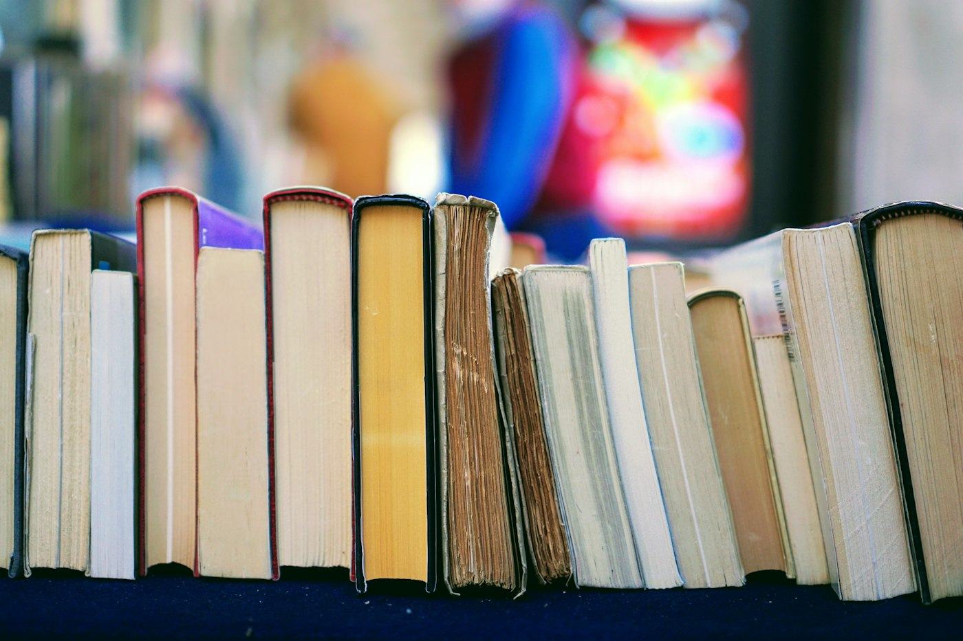 Dorsi di libri colorati in fila su uno scaffale